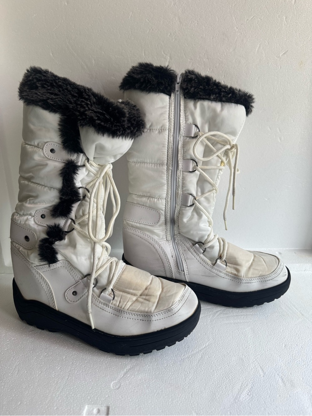 Nature Breeze White Winter Lace-Up Boots with Black Faux Fur Trim